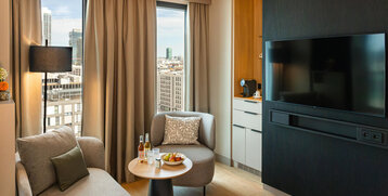 Sitzecke mit Fernseher und Kaffeestation in der Junior Suite.