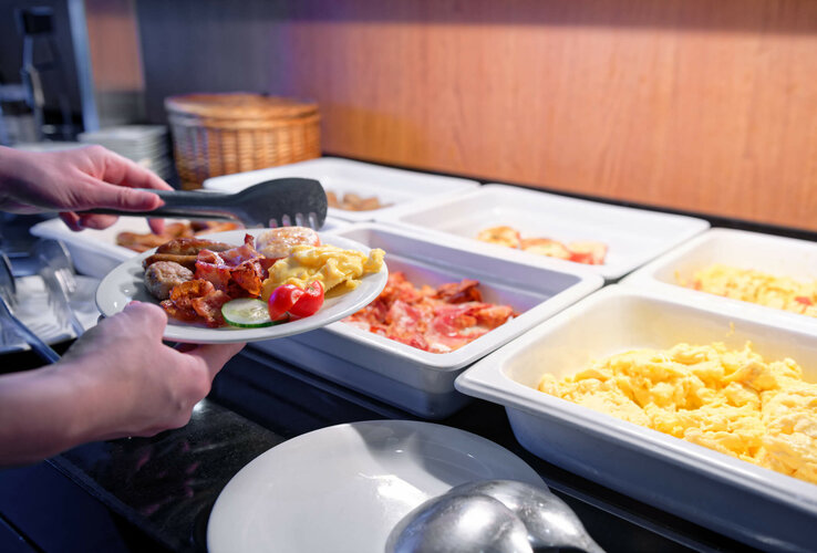 Breakfast buffet with eggs, bacon and vegetables at the ATLANTIC Hotel Galopprennbahn Bremen.