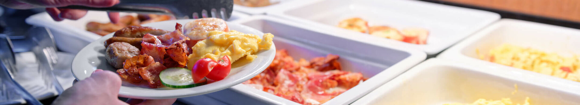 Breakfast buffet at Restaurant DERBY in Bremen Breakfast buffet with eggs, bacon and vegetables at the ATLANTIC Hotel Galopprennbahn Bremen.