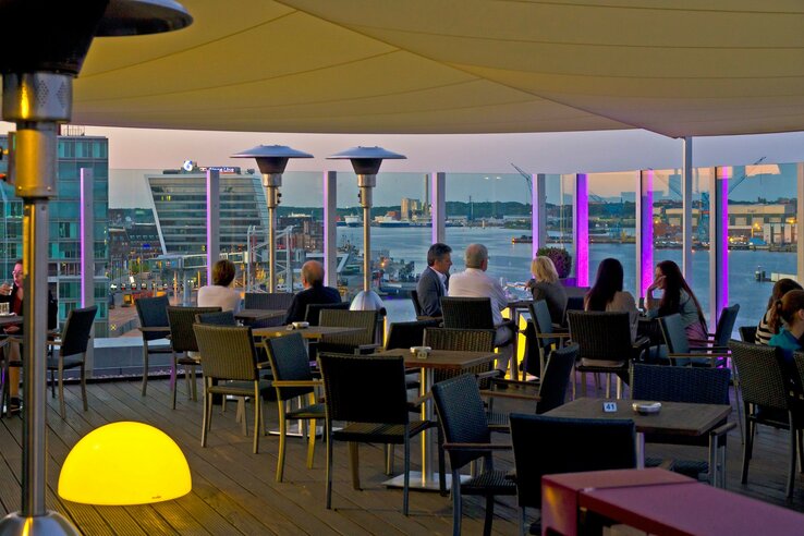 Enjoy the most delicious cocktails of the town on the terrace of the bar Deck 8 in the ATLANTIC Hotel Kiel