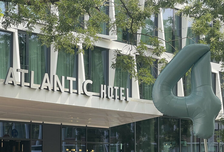 Ein Luftballon in Form einer 4 vor dem ATLANTIC Hotel Münster