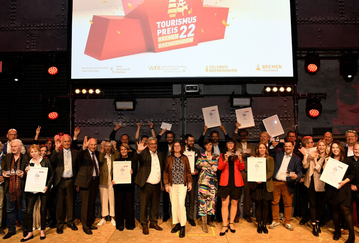 Gruppe von Menschen bei einer Preisverleihung in Bremerhaven, lächelnd und mit Urkunden in der Hand.