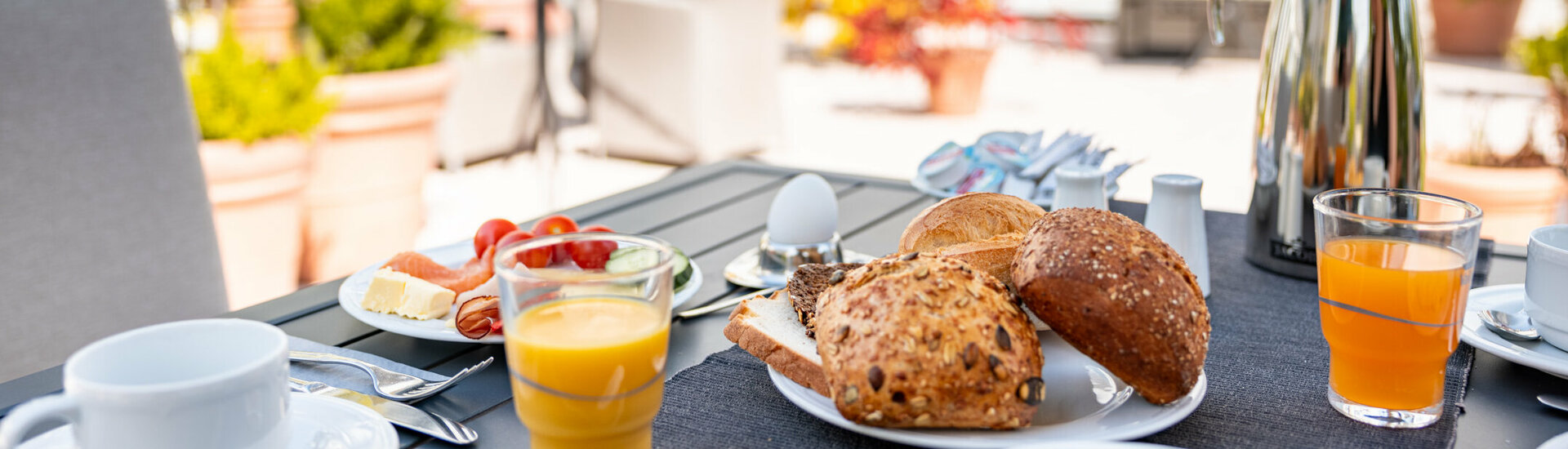 Frühstück im ATLANTIC Hotel Vegesack auf der Sommerterrasse 