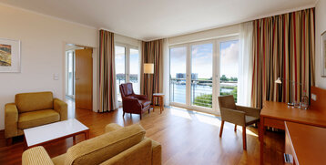 Blick in das Wohnzimmer der Executive Suite im ATlANTIC Hotel Wilhelmshaven