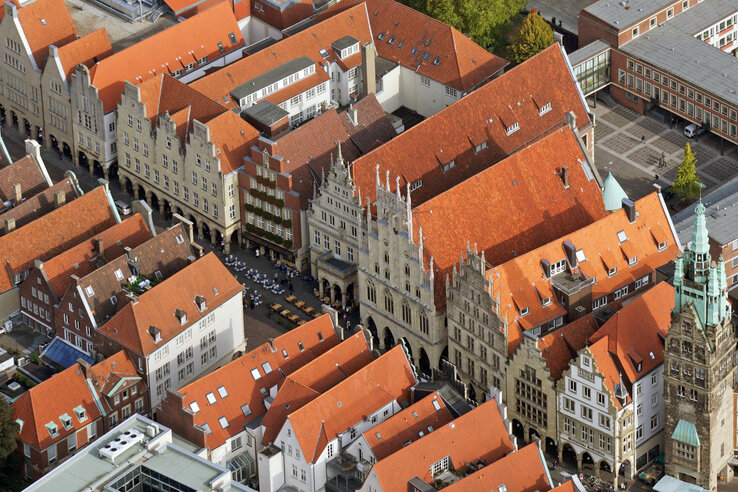 Aerial view of Münster's old town with historic buildings and red roofs in close arrangement.