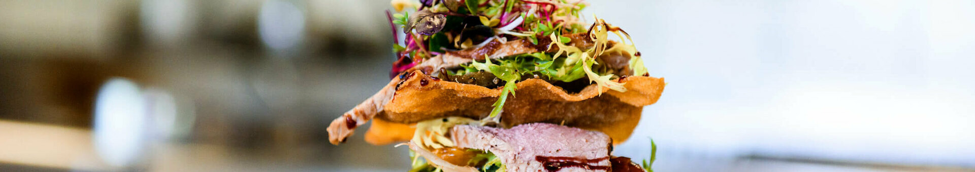 Starter: Beef teriyaki | Restaurant CAMPUS in the ATLANTIC Hotel Universum Elegant dish with meat, crispy layers and fresh herbs on a plate at the ATLANTIC Hotel Universum.