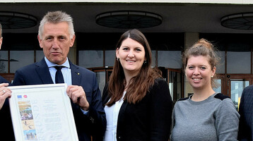 Fünf Personen vor dem ATLANTIC Hotel Wilhelmshaven halten eine Urkunde und eine Auszeichnung.