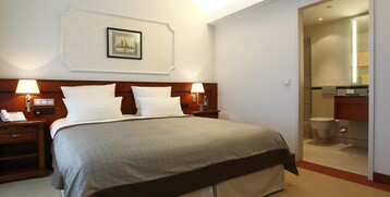 Bedroom with a big bed in the Gorch Fock Suite in the ATLANTIC Hotel Wilhelmshaven