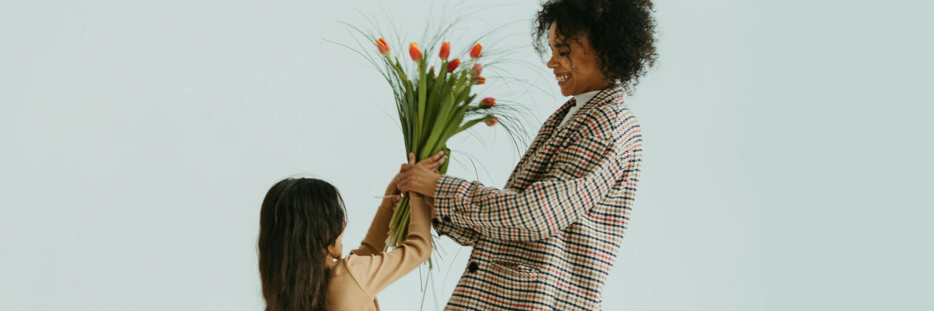 Kind schenkt Mutter Blumen 