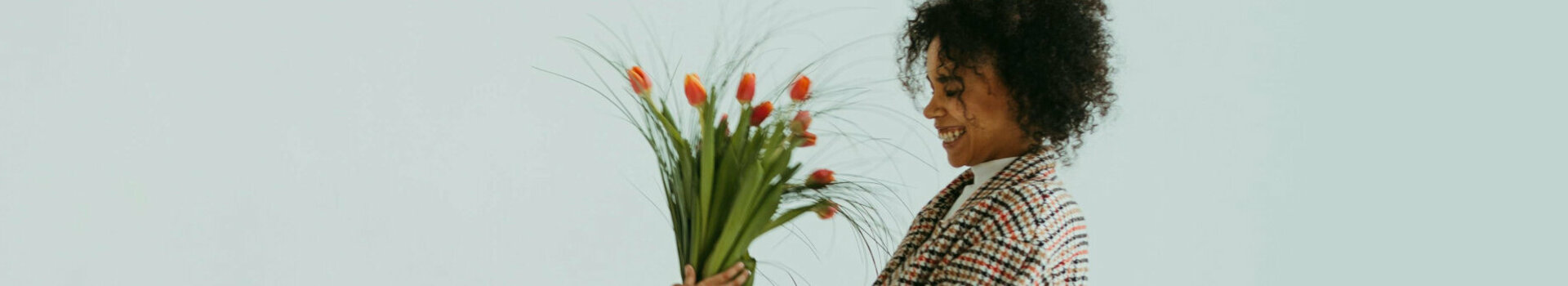 Kind schenkt Mutter Blumen 