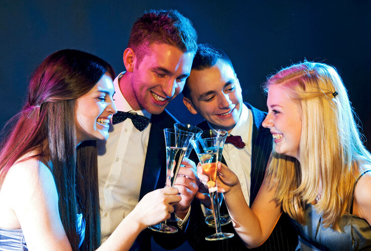 A group of young people clinking glasses | New Year's Eve at the ATLANTIC Grand Hotel Travemünde