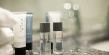 Kostenlose Pflegeprodukte im ATLANTIC Hotel Airport Bremen auf einem Marmorwaschtisch.