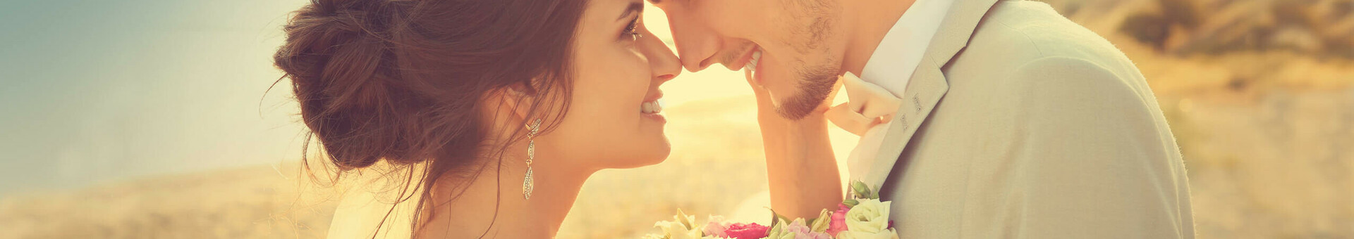 Hochzeit am Meer | ATLANTIC Grand Hotel Travemünde Junges Hochzeitspaar am Strand, schaut sich tief in die Augen