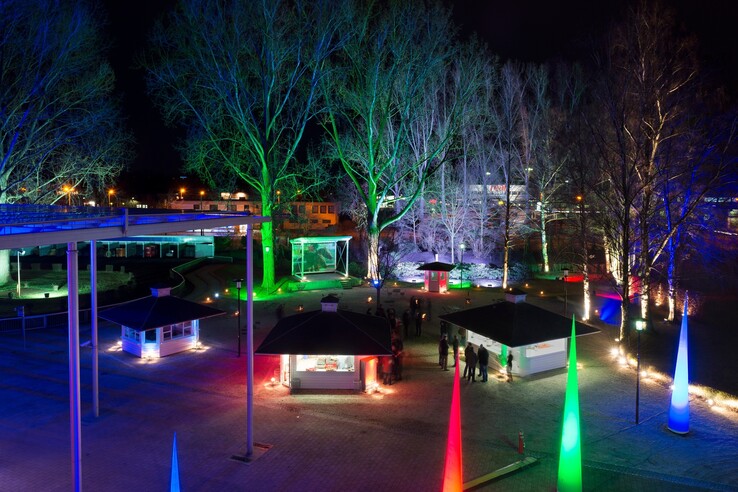 Beleuchteter Hotelgarten bei Nacht mit bunten Lichtern und Bäumen, ATLANTIC Hotel Galopprennbahn, Bremen.