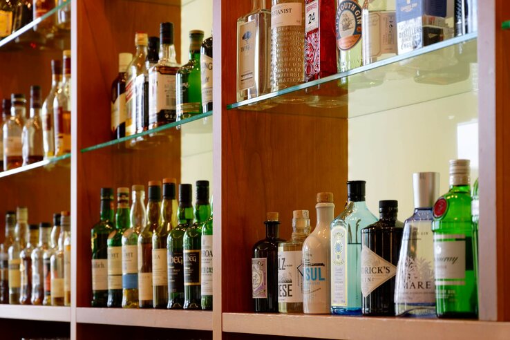 Regale mit verschiedenen Spirituosenflaschen in einer stilvollen Hotelbar.