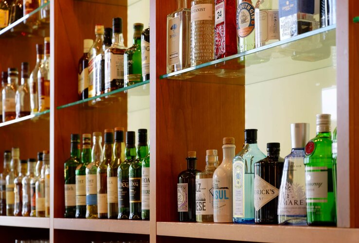 Regale mit verschiedenen Spirituosenflaschen in einer stilvollen Hotelbar.