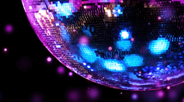 Disco-Kugel und Text "Willkommen zur Friday Night Disco Dance" im ATLANTIC Hotel Münster, bunte Lichter auf schwarzem Hintergrund.