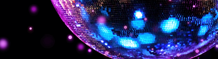 Disco-Kugel und Text "Willkommen zur Friday Night Disco Dance" im ATLANTIC Hotel Münster, bunte Lichter auf schwarzem Hintergrund.