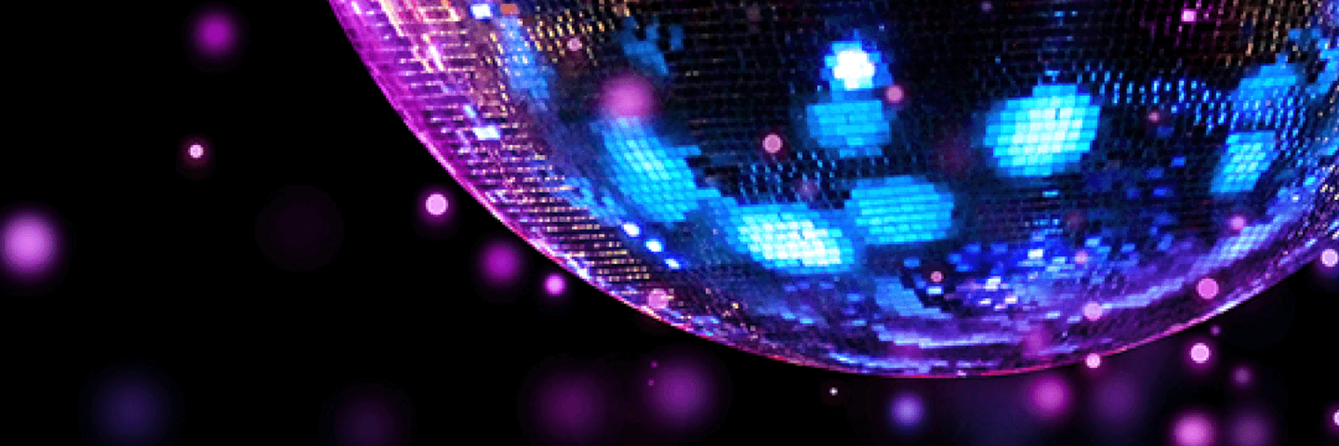 Disco-Kugel und Text "Willkommen zur Friday Night Disco Dance" im ATLANTIC Hotel Münster, bunte Lichter auf schwarzem Hintergrund.