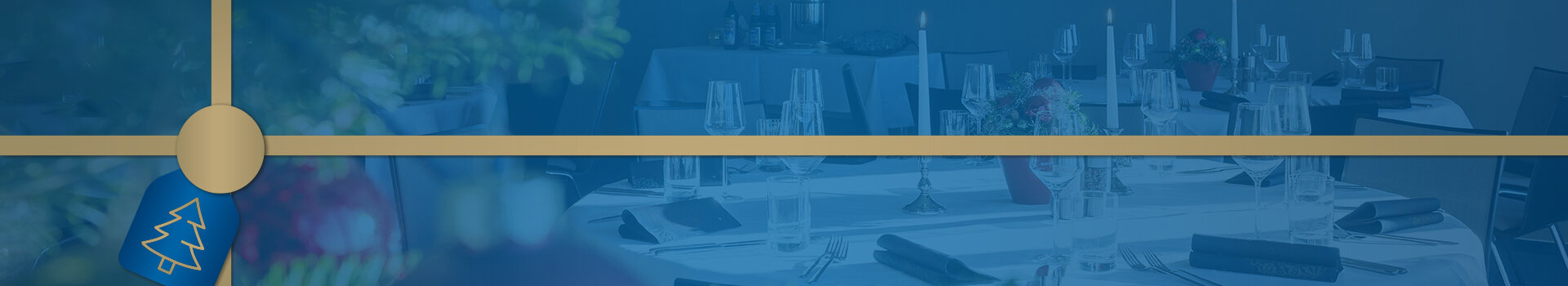 ATLANTIC Hotel Airport Weihnachtsspecial Header Blaues Geschenk, im Hintergrund ein festlicher Veranstaltungsraum