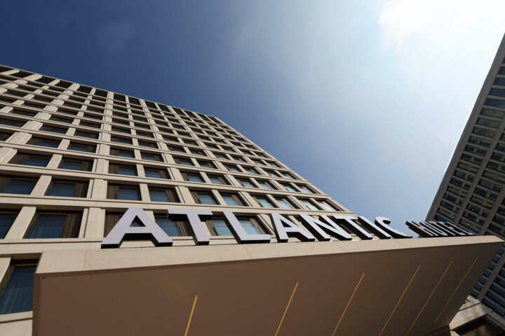 Fassade und Hoteleingang vom ATLANTIC Hotel Heidelberg Fassade des ATLANTIC Hotel Heidelberg mit blauem Himmel im Hintergrund.