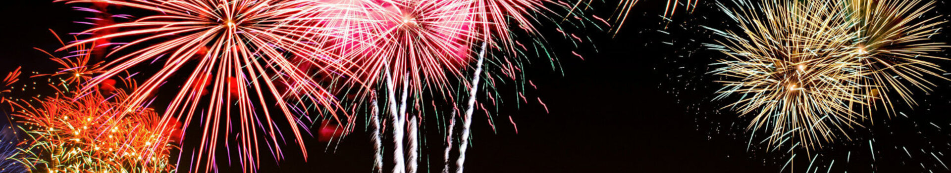 ATLANTIC Hotel Münster Silvesteraktionen Buntes Feuerwerk auf dunklem Himmel