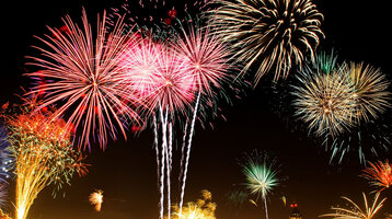 Buntes Feuerwerk auf dunklem Himmel