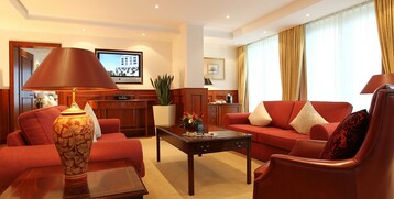 Wohnzimmer der Kaiser Wilhelm Suite mit großen Sofas im ATLANTIC Hotel Wilhelmshaven