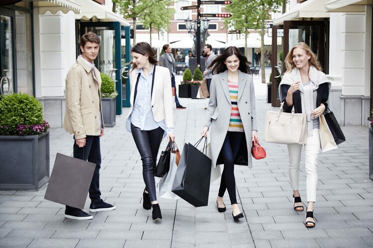Junge Menschen während des Shoppings im McArthurglen Designer Outlet in Neumünster