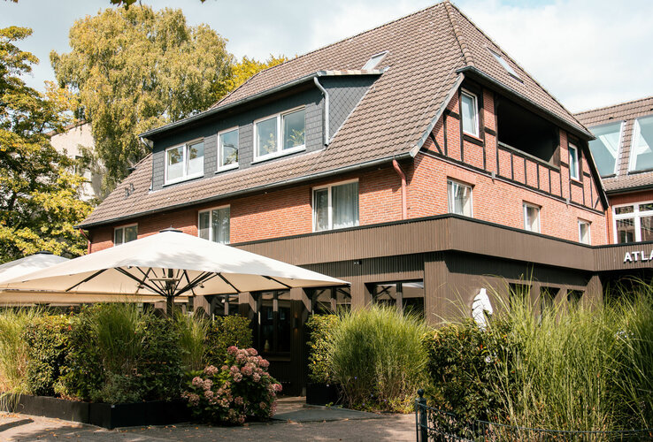 Außenansicht des Hotels und des Restaurants CHALET mit Terrasse im Sommer