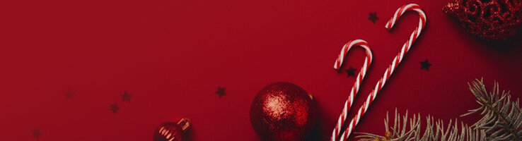 Weihnachtliche Dekorationen auf einem roten Hintergrund