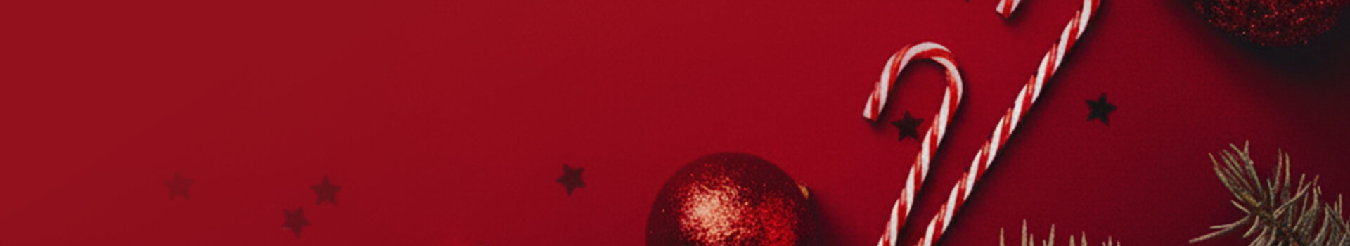 Weihnachtliche Dekorationen auf einem roten Hintergrund