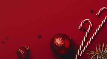 Weihnachtliche Dekorationen auf einem roten Hintergrund