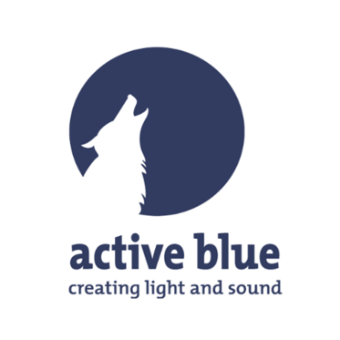 Logo von "active blue" mit heulendem Wolf vor blauem Kreis, Text: "creating light and sound".